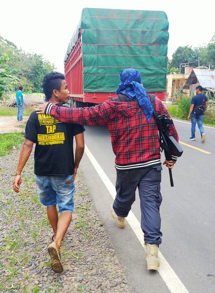 KLHK Tangkap Jaringan Peredaran Kayu Ilegal di Sumsel dan Jambi Tim Balai Gakkum Sumatera menyita 9 truk berisi kayu illegal dan menahan 7 orang yang diduga terlibat. Tim menyita 2 truk Fuso berisi 70 m3 tanggal 13 Maret 2020 di Kecamatan Babat Tomang, Kabupaten Musi Banyuasin, Sumsel. Kemudian 15 Maret 2020, Tim kembali menahan 7 truk berisi kayu illegal di Kabupaten Tebo. Balai Gakkum Sumatera juga menahan 7 orang untuk diminta keterangan. Satu orang berhasil kabur.