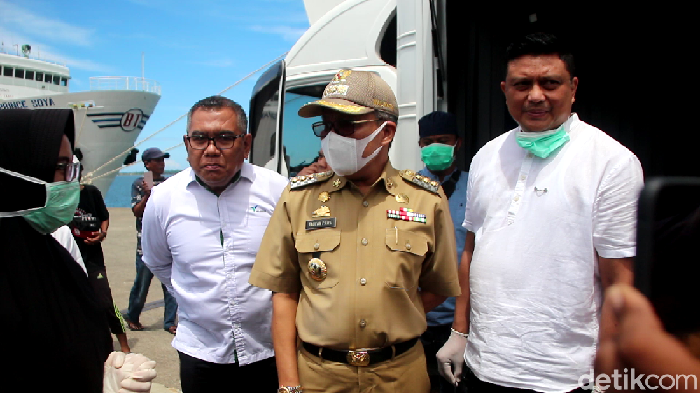 Wali Kota Parepare Taufan Pane saat meninjau mitigasi Corona di Pelabuhan Nusantara (Hasrul Nawir/detikcom)