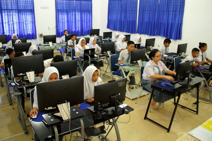 SMK Ini Tetap Gelar UNBK di Tengah Wabah Corona Sejumlah siswa SMK di berbagai wilayah di Indonesia tetap menjalani ujian nasional berbasis komputer (UNBK) di tengah wabah virus Corona, Senin (16/3/2020). SMK yang menggelar UNBK adalah SMK Negeri 8 Makassar, SMK Negeri 2 Yogyakarta, SMK PGRI 3 Malang, SMK Negeri 1 Palangkaraya, dan SMK Negeri 2 Palembang.