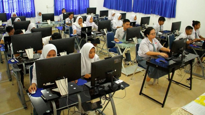 Sejumlah siswa SMK di berbagai wilayah di Indonesia tetap menjalani ujian nasional berbasis komputer (UNBK) di tengah wabah virus Corona, Senin (16/3/2020). SMK yang menggelar UNBK adalah SMK Negeri 8 Makassar, SMK Negeri 2 Yogyakarta, SMK PGRI 3 Malang, SMK Negeri 1 Palangkaraya, dan SMK Negeri 2 Palembang.