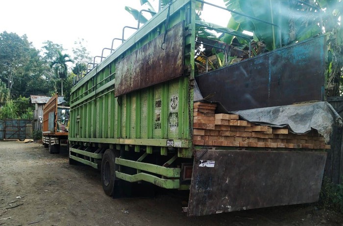 KLHK Tangkap Jaringan Peredaran Kayu Ilegal di Sumsel dan Jambi Tim Balai Gakkum Sumatera menyita 9 truk berisi kayu illegal dan menahan 7 orang yang diduga terlibat. Tim menyita 2 truk Fuso berisi 70 m3 tanggal 13 Maret 2020 di Kecamatan Babat Tomang, Kabupaten Musi Banyuasin, Sumsel. Kemudian 15 Maret 2020, Tim kembali menahan 7 truk berisi kayu illegal di Kabupaten Tebo. Balai Gakkum Sumatera juga menahan 7 orang untuk diminta keterangan. Satu orang berhasil kabur.