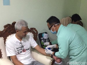 Pakai Kaus Bersama Lawan Corona, Ganjar Cek Kesehatan di RS