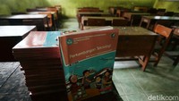 Buku-buku paket tampak ditinggal di kelas.