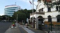 Upaya pencegahan virus Corona di Lawang Sewu tidak hanya dengan penutupan mulai hari ini. Sebelumnya pengelola sudah menyiapkan hand sanitizer dan hari Minggu kemarin sudah ada penyemprotan disinfektan.