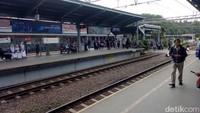 Begini suasana di Stasiun Bekasi, Jawa Barat, Senin (16/3) jam 9.50 WIB.