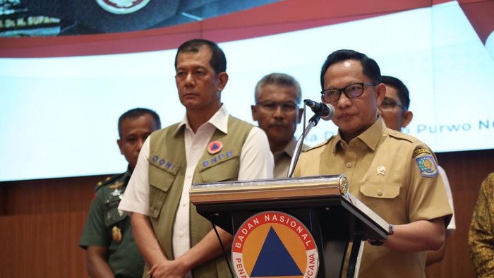 Mendagri Tito Karnavian konferensi pers di gedung BNPB mengenai penanganan virus corona Covid-19.