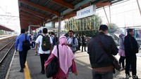 Suasana di Stasiun Depok, Jawa Barat, Senin (16/3) pagi.