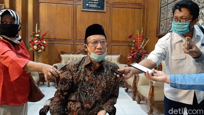 Bupati Banyumas, Achmad Husein memberi penjelasan terkait Virus Corona, Senin (16/3/2020).