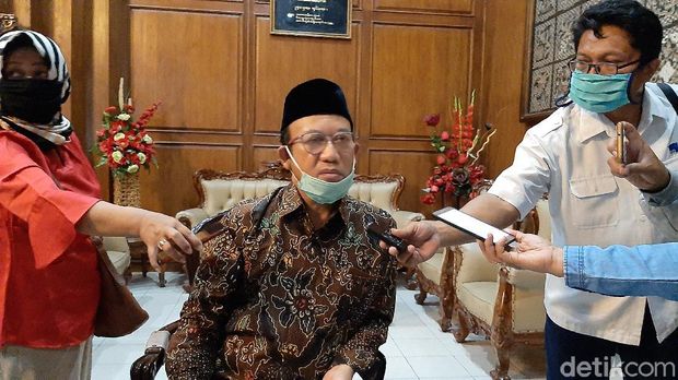 Bupati Banyumas, Achmad Husein memberi penjelasan terkait Virus Corona, Senin (16/3/2020).