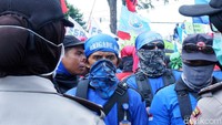Menurut mereka isi RUU Omnibus Law Cipta Kerja banyak yang bertentangan dengan UUD Nomor 13 tentang Ketenagakerjaan dan dianggap merugikan buruh.