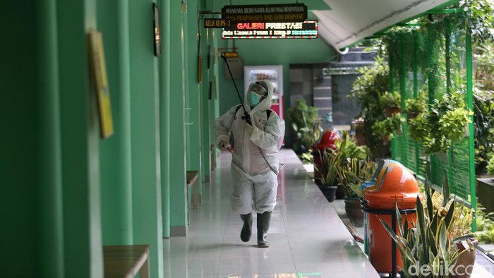 Penyemprotan Disinfektan di Sekolah Petugas PMI melakukan penyemprotan disinfektan di SMP 216 dan SMA 68 Jakarta, Senin (16/3/2020). Hal ini dilakukan guna mencegah penyebaran virus corona.