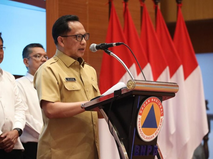 Mendagri Tito Karnavian konferensi pers di gedung BNPB mengenai penanganan virus corona Covid-19.