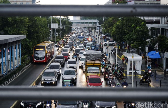 Potret Kemacetan di Salemba Tanpa Ganjil Genap Kendaraan mengalami kemacetan di Jalan Salemba Raya, Jakarta Pusat, Senin (16/3/2020). Pemprov DKI Jakarta hari ini tidak memberlakukan aturan ganjil genap, untuk mengatasi penyebaran virus corona.