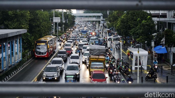 Kendaraan mengalami kemacetan di Jalan Salemba Raya, Jakarta Pusat, Senin (16/3/2020). Pemprov DKI Jakarta hari ini tidak memberlakukan aturan ganjil genap, untuk mengatasi penyebaran virus corona.