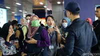 Petugas menjelaskan perubahan aturan yang menyebabkan antrean ini.