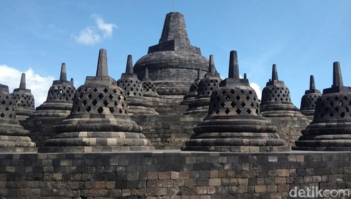 Suasana Candi Borobudur sepi karena adanya pembatasan pengunjung mulai hari ini, Senin (16/3) sampai Minggu (29/3). Pengunjung pun hanya bisa melihat kemegahan bangunan itu dari bawah di luar pagar zona 1.
