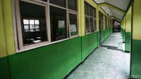 Ruang kelas juga dibersihkan.