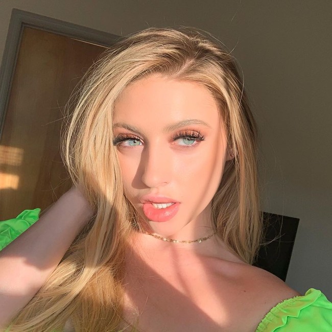 Tidak, tolong jangan membuat tantangan virus corona yang benar-benar bodoh dengan menjilati toilet, komentar netizen. Ya, inilah tingkat bodoh yang terjadi, tambah netizen lainnya. Sungguh ini lebih jijik, imbuh lainnya. Foto: Instagram