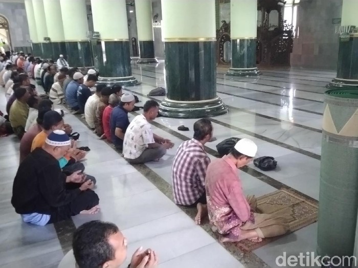 Masjid Agung Semarang disemprot desinfektan, Senin 916/3/2020).