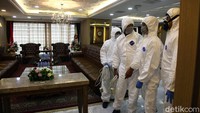 Selan disemprot disinfektan, DPR juga tak akan menggunakan absensi sidik jari terlebih dahulu untuk mengurangi risiko penyebaran virus melalui sentuhan fisik.