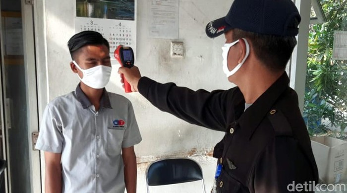 Pengecekan suhu tubuh pegawai di PT Muara Tunggal Sukabumis