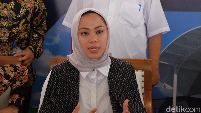 Bupati Karawang Cellica Nurrachadiana