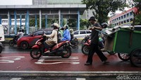 Selain menghentikan sementara penerapan ganjil genap, sebelumnya Anies juga memangkas jam operasional MRT, LRT dan TransJakarta. Operasional ketiga moda transportasi ini akan dipersingkat untuk mengurangi interaksi publik.