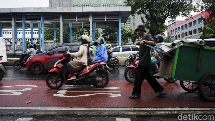 Kendaraan mengalami kemacetan di Jalan Salemba Raya, Jakarta Pusat, Senin (16/3/2020). Pemprov DKI Jakarta hari ini tidak memberlakukan aturan ganjil genap, untuk mengatasi penyebaran virus corona.