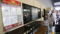 Penyemprotan ini untuk mengantisipasi penyebaran virus corona di Polsek tersebut.