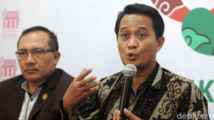 IDI Angkat Bicara Terkait Virus Corona Ketua Umum Pengurus Besar (PB) IDI, Daeng Mohammad Faqih bersama sejumlah pengurus IDI memberi pernyataan pers di kantor Pusat IDI Jakarta, Senin (16/3/2020). Salah satu pernyataan IDI yakni membolehkan data pasien yang positif Corona untuk diumumkan kepada publik.