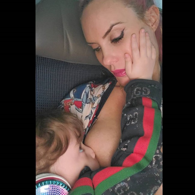 Istri rapper Ice-T itu mengklaim bahwa dirinya menyusui untuk kenyamanan. Pada foto tersebut, Coco, yang memiliki nama asli Natalie Marrow ini terlihat menatap putrinya, ketika Chanel meletakkan tanganya di wajah ibunya. Foto: Instagram