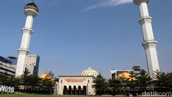 Taman Alun-alun Kota Bandung, Jawa Barat ditutup sementara. Puluhan Anggota Satpol PP Kota Bandung menjaga ketat, salah satu obyek wisata di Kota Bandung itu.