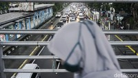 Pemprov DKI Jakarta menghentikan sementara penerapan ganjil genap untuk mengantisipasi penyebaran virus corona.