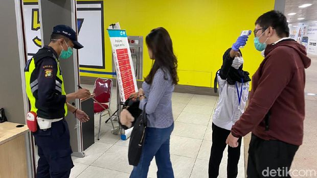 Penumpang di Stasiun MRT Setiabudi baru boleh masuk 5 menit sebelum kereta tiba