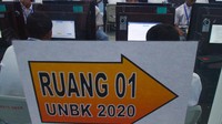 Sejumlah siswa mengikuti UNBK di SMK PGRI 3 Malang, Jawa Timur, Senin (16/3/2020). Guna mengantisipasi penyebaran virus corona, Pemerintah Provinsi Jatim memutuskan untuk meliburkan seluruh sekolah kecuali pelaksanaan Ujian Nasional (UN) yang tetap berlangsung sesuai jadwal. Antara Foto/Ari Bowo Sucipto.