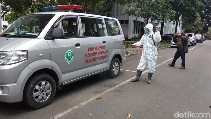 Penyemprotan disinfektan di kawasan Magelang cegah virus Corona