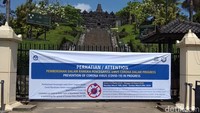 Pintu naik menuju candi ditutup dan dipasangi spanduk bertuliskan Perhatian pembersihan dalam rangka pencegahan virus corona dalam progress, Senin (16 Maret 2020)-Minggu (29 Maret 2020).