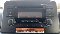 Untuk hiburan hanya tersedia radio, pemutar musik dan koneksi bluetooth. (motor1)