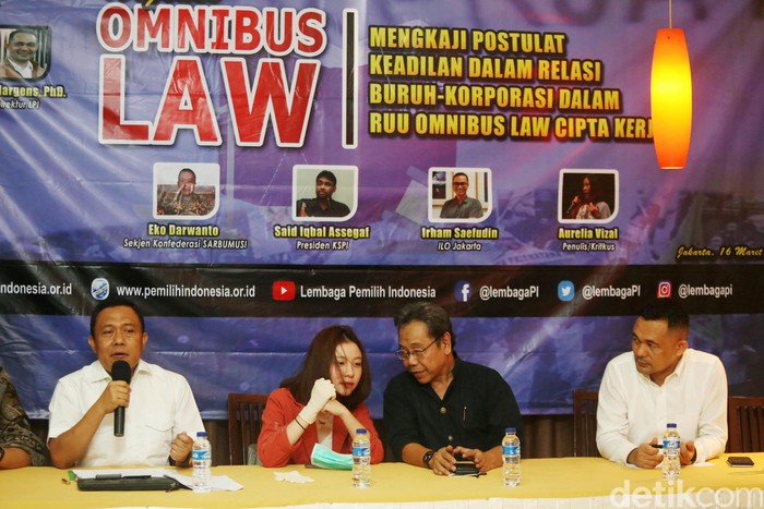 Eko Darwanto Sekjen Konfederasi Sarbumusi, Aurelia Vizal Penulis, Prof Kusnanto Anggoro, Boni Hargens Direktur Lembaga Pemilih Indonesia, dan Iswan Abdullah wakil presiden KSPI saat berdikusi di Jakarta, Senin (16/3/2020). Diskusi ini membahas mengenai rancangan undang undang omnibus law cipta kerja. Organisasi serikat buruh banyak yang menolak RUU ini.