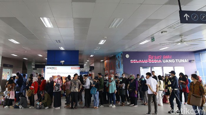 Jadwal operasional MRT dipersingkat untuk mencegah penyebaran virus corona. Pagi ini, terjadi antrian panjang di Stasiun MRT Fatmawati, Jakarta, Senin (16/3).