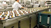 Meski memproduksi makanan dalam jumlah ribuan tapi setap pegawai memastikan kembali kualitas makanan sebelum disajikan kepada penumpang. Foto: Istimewa