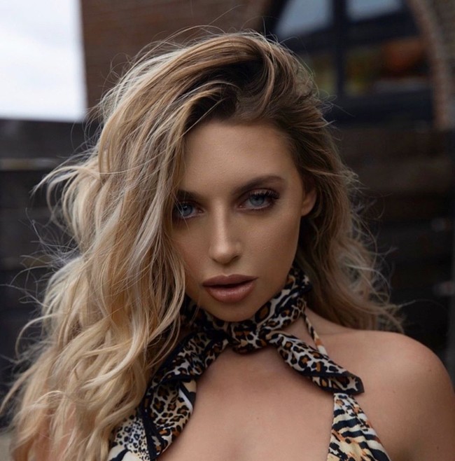 Di Instagram, sosok Ava Louise cukup populer. Ia memiliki 159 ribu lebih pengikut dan kerap berbagi unggahan foto dirinya dalam balutan bikini dan pakaian seksi. Foto: Instagram