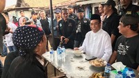 Selain itu, Menhub Budi Karya juga tak gengsi untuk menikmati bakso kaki lima. Momennya ini terjadi di sebuah warung bakso kawasan Kebayoran Lama yang dilakukan bersama dengan Forum Betawi Rempug (FBR). Foto: Instagram @budikaryas