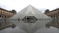 Museum Louvre di Paris, Prancis, ditutup sementara sejak 13 Maret 2020. Sekarang museum menjadi kosong tanpa wisatawan, padahal pada tahun lalu sekitar 9,6 juta wisatawan mengunjungi Museum Fenomenal ini. (Getty Images)