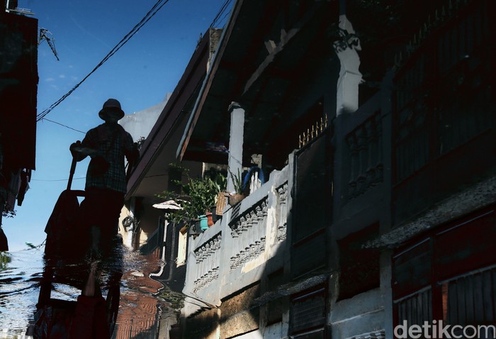 Permukiman warga di kawasan Jakarta Timur tergenang. Genangan air itu muncul imbas hujan deras yang mengguyur Jakarta Senin (16/3) kemarin.