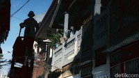 Seorang pedagang beraktivitas di kawasan permukiman warga yang tergenang air di kawasan Jakarta Timur, Selasa (17/3/2020).