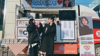 Kwon Nara terlihat berada di sebuah restoran khas Jepang. Kira-kira Nara akan makan apa ya? Tepanyaki atau ramen? Foto: Instagram @hv_nara