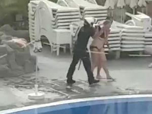 Turis Inggris Ditahan, Gegara Berenang di Tengah Karantina Corona