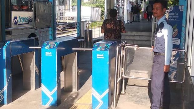 Penumpang juga tidak mengantre di Halte TransJ Puri Beta.
