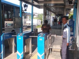 Jam Operasional Ditambah, Penumpang TransJ Tetap Patuhi Protokol Kesehatan